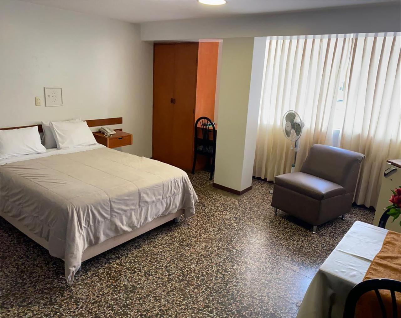 צ'יקלאיו Hotel Plazza מראה חיצוני תמונה